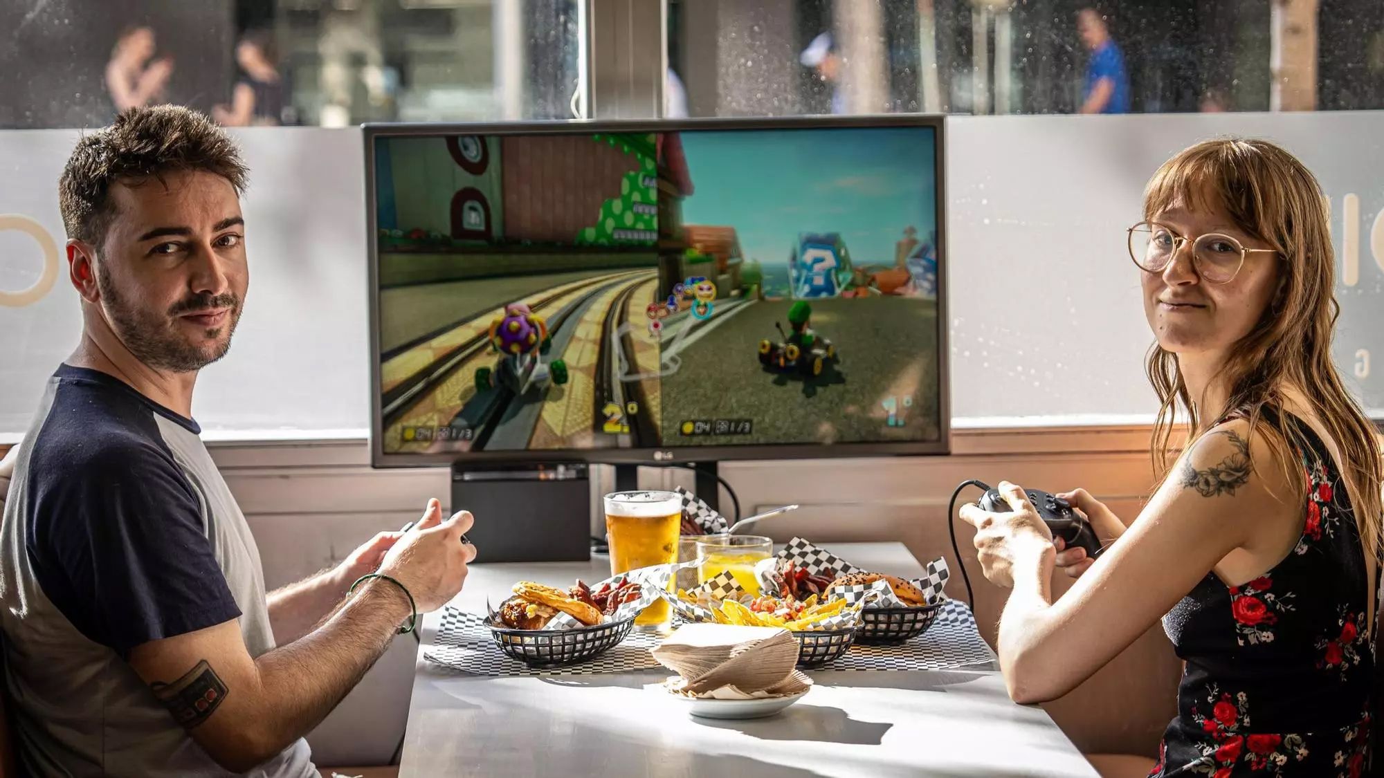 La primera coctelería de Barcelona con barra libre de videojuegos