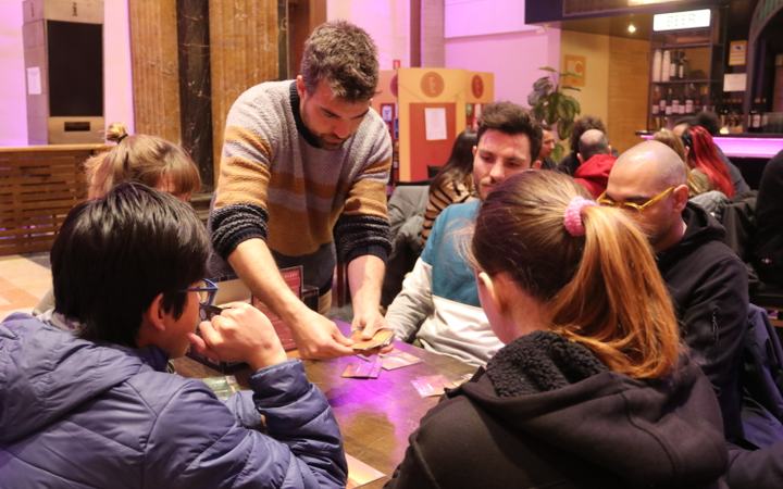 Cómo hacer amigos en Barcelona jugando a juegos de mesa